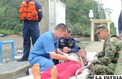 Guardacostas de la Armada colombiana, atiende a una de las víctimas
