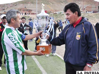 Vásquez (entrega el trofeo) iría a la reelección