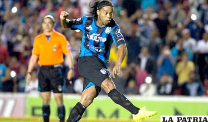 Ronaldinho continuará vistiendo la casaca del Querétaro