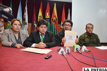Las autoridades durante la conferencia de prensa