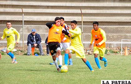 Quienes no fueron de la partida el domingo, ayer realizaron un trabajo futbolístico