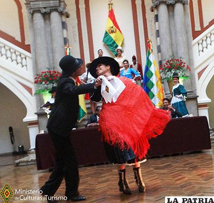 Baile de la cueca presentado en Palacio de Gobierno