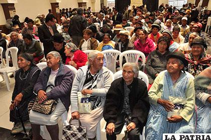 Adultos mayores, cada mes, recibirán el suplemento alimenticio 