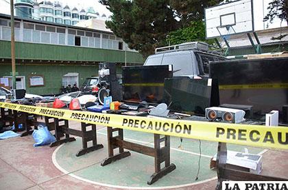 Las cosas robadas fueron expuestas en el patio de la Policía