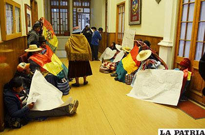 Comerciantes huelguistas en pasillos de la Alcaldía