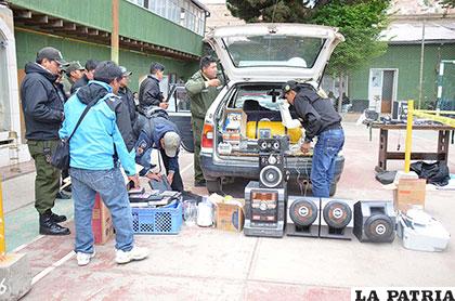 Investigadores muestran los objetos robados que estaban al interior del vehículo