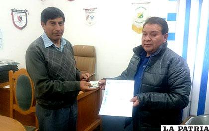 Ortuño recibe el dinero en efectivo de manos de Rocha