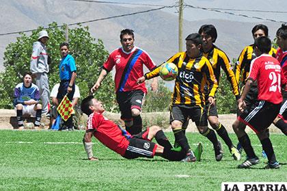 La acción del partido entre Strongest de Saucarí y Afiz