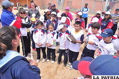 Niños dedicados a la práctica del béisbol, también pueden participar todos los interesados