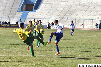 La acción del partido de ida que terminó 2-1 en favor de San José el 16/08/2015 en Oruro
