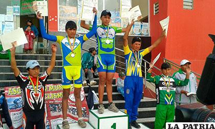 Ciclistas de Poopó y Huanuni en el podio de los ganadores
