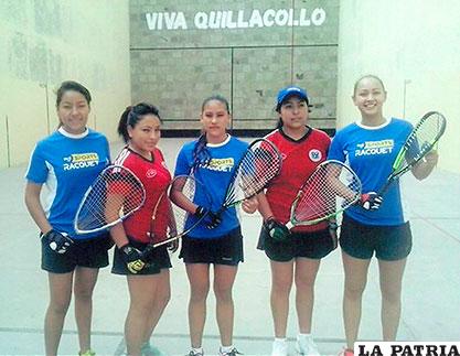 Las orureñas (centro) antes del partido final ante las cruceñas