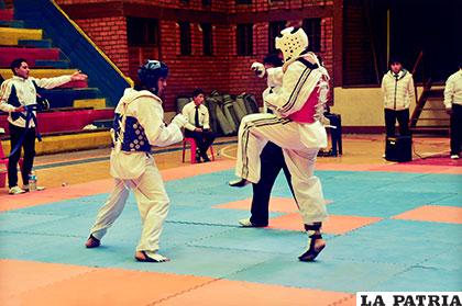 Deportistas que practican el taekwondo