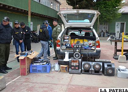 Los objetos recuperados que estaban en el taxi