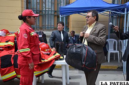 El alcalde Edgar Bazán entrega la indumentaria a una uniformada