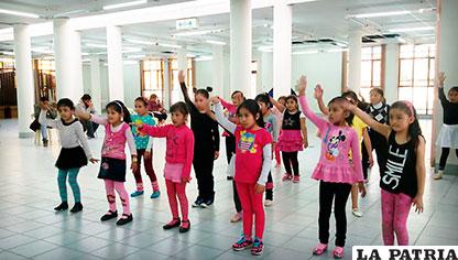 Ensayo de las niñas del Ballet Municipal de Oruro