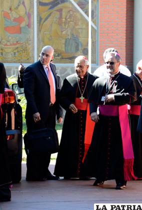 El cardenal Julio Terrazas (al fondo), en una de sus últimas apariciones cuando llegó el Papa Francisco el 10 de julio de 2015 /ABI