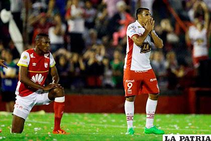 Ramón Ábila (9) tuvo varias ocasiones de anotar /ole.com