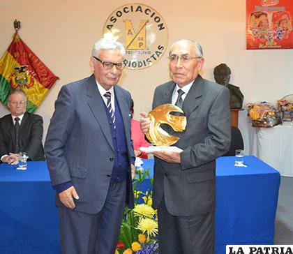 Mario Maldonado (der.) recibiendo el Premio Nacional de Periodismo