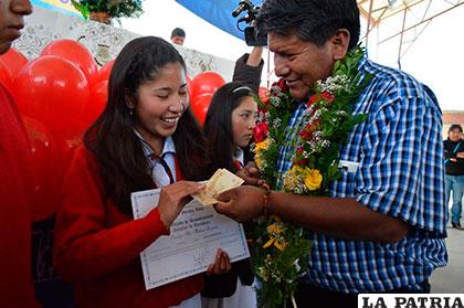 El gobernador entrega los mil bolivianos a una de las mejores bachilleres