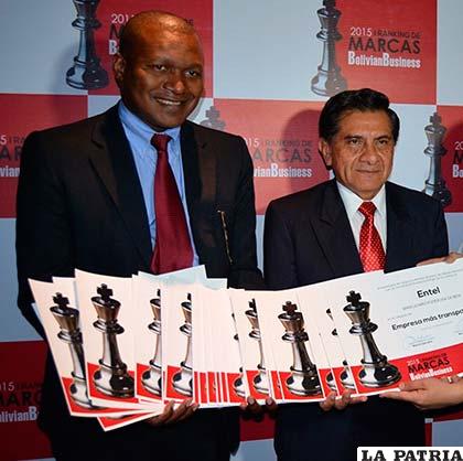 Oscar Coca de Entel, (der) recibe los premios entregados por Bolivian Business