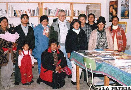 Iván Trujillo (centro) visita la Biblioteca 