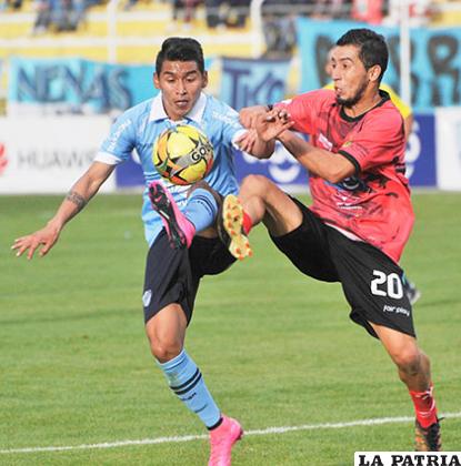 Cardozo disputa el balón con Andrada /APG