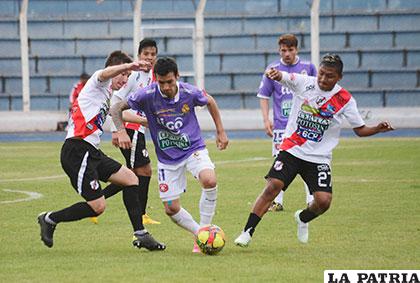 La acción de juego del clásico potosino de fútbol /APG