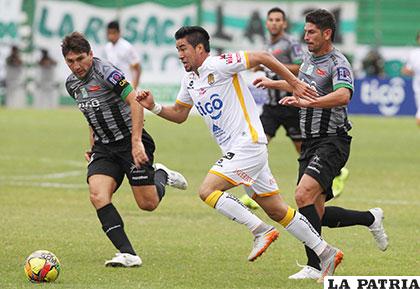 Ramallo, autor del gol, avanza con balón dominado ante la mirada de Raldes /APG