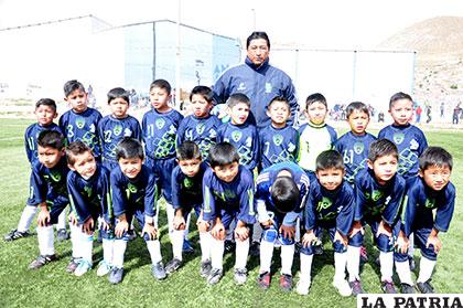 Los deportistas del equipo de Escuela de Fútbol Futuro