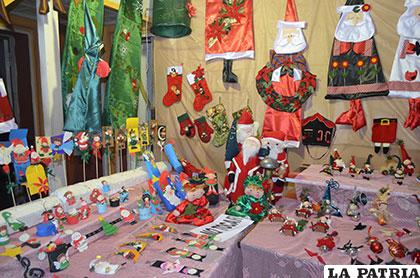 Atractivas artesanías en el hall del teatro Palais Concert