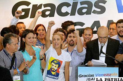 Lilian Tintori, esposa del opositor Leopoldo López, celebrando el resultado de las legislativas