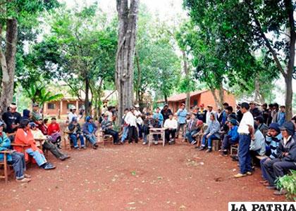 Miembros de la nación Guaraní del Chaco en una asamblea general