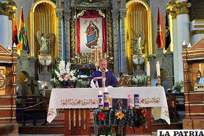 El padre Jairo celebró la misa pidiendo por la salud del Cardenal Terrazas