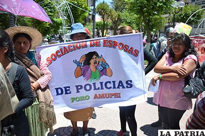 Las esposas de los policías estuvieron en la plaza 10 de Febrero