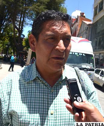 CARLOS G?MEZ: No estaría de acuerdo con este incremento que quieren hacer, porque esto nos afecta a quienes hacemos uso del transporte, peor a quienes están desocupados. Además cabe hacer notar que los transportistas a qué atribuciones quieren hacer subir, porque la tarifa es 1,40 y haciendo cálculos matemáticos, los 10 centavos que no nos devuelven, ahí tienen por demás pagado su aguinaldo.