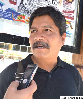 ALEX VALDIVIA: No estoy de acuerdo, porque es demasiado el abuso que cometen con el trameaje que hacen, aparte que no devuelven los 10 centavos, sumado eso cuánto se hará. Es un abuso. 
El servicio es pésimo, tendrían que cumplir con sus rutas, porque hacen tramos; si no hay pasajeros a uno le dicen que se baje, son muy descorteces.