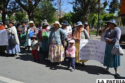Vecinos frente a la Alcaldía pidiendo se concrete la construcción de un mercado