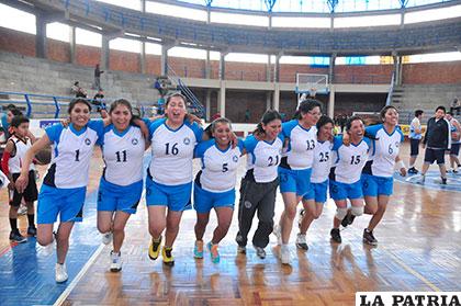 Vuelta olímpica de las integrantes del equipo de Odontólogas
