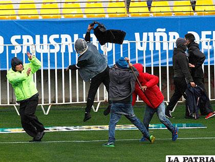 Los malos hinchas que hacen quedar mal a todo un país