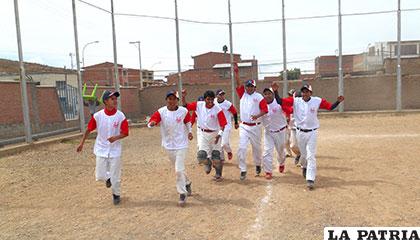 Vuelta olímpica de los integrantes del equipo de Rojos