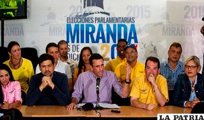 El líder opositor, Henrique Capriles (centro), en conferencia de prensa con varios de los 99 diputados electos en Caracas /elmundo.es