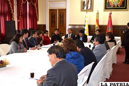 Representantes de colegios de profesionales se reunieron con el gobernador, Víctor Hugo Vásquez