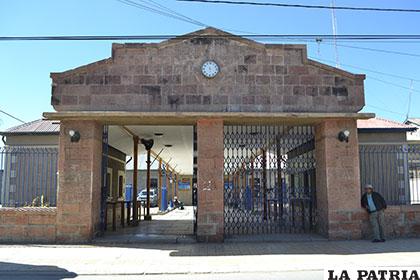 Puerta principal de la estación de trenes 