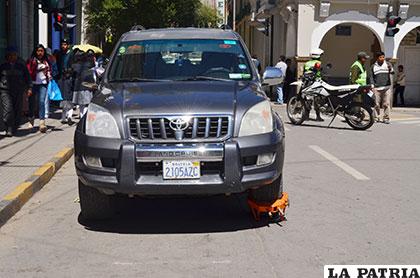 El vehículo oficial del alcalde Bazán fue engrapado