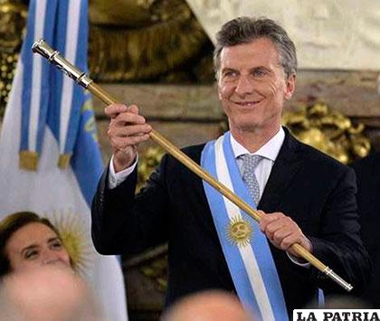 El nuevo presidente argentino, Mauricio Macri, recibe el bastón de mando /elnuevoherald.com