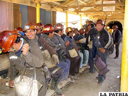 Los mineros asalariados piden definiciones en la política minera