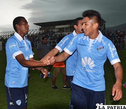 Los jugadores de Bolívar, festejaron a lo grande el triunfo logrado en Yacuiba