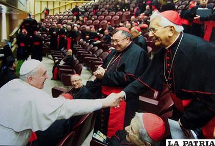 El Papa Francisco cuando saludó al Cardenal Julio Terrazas en el Sínodo /FACEBOOK.COM
