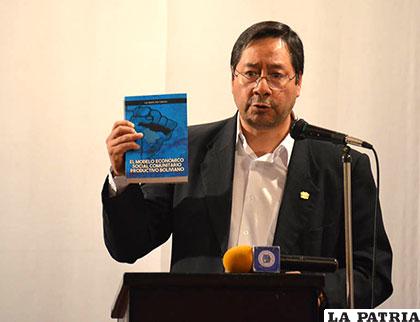 El ministro de Economía, Luis Alberto Arce, durante la presentación de su libro